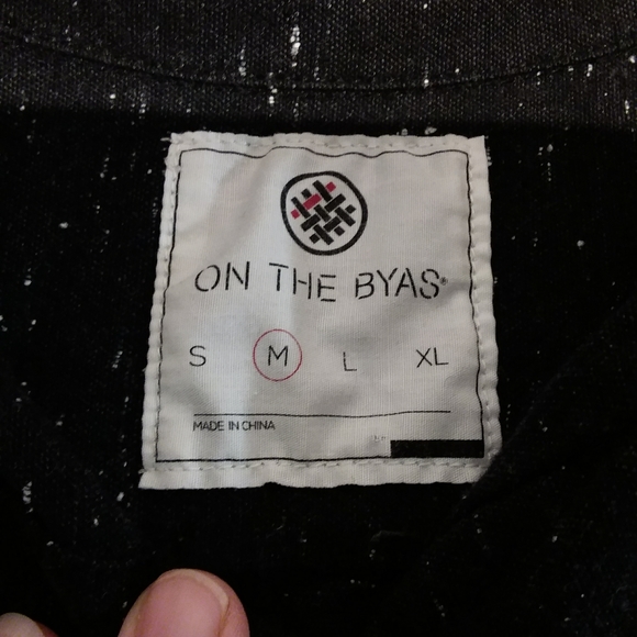 ⬇️On the Byas shirt - Picture 4 of 6